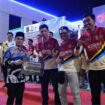 Bupati Nunukan Irwan Sabri menyerahkan bonus untuk atlet Peraih Medali di Festival Olahraga Masyarakat Nasional (Fornas) VIII 2025 NTB, Sabtu (9/8/2025) di Alun Alun Nunukan. Dok.Prokopim.