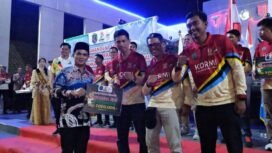 Bupati Nunukan Irwan Sabri menyerahkan bonus untuk atlet Peraih Medali di Festival Olahraga Masyarakat Nasional (Fornas) VIII 2025 NTB, Sabtu (9/8/2025) di Alun Alun Nunukan. Dok.Prokopim.