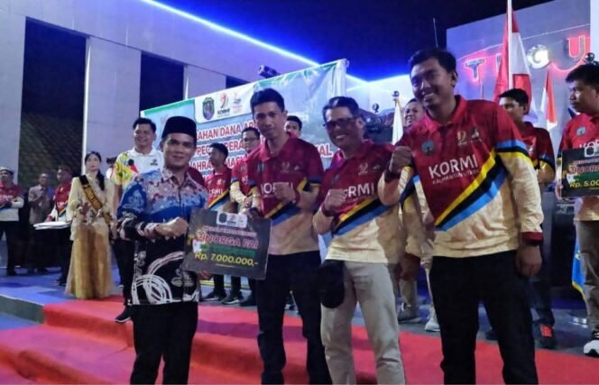 
					Bupati Nunukan Irwan Sabri menyerahkan bonus  untuk atlet Peraih Medali di Festival Olahraga Masyarakat Nasional (Fornas) VIII 2025 NTB, Sabtu (9/8/2025) di Alun Alun Nunukan. Dok.Prokopim.