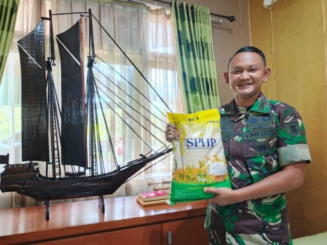 
					Dandim 0911 Nunukan Letkol Inf Tony Prasetyo menunjukkan sample beras Bulog yang dijual murah ke masyarakat dalam Program Pangan Murah.