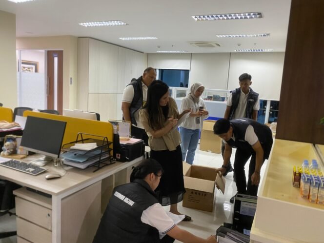 
					Direskrimsus Polda Kaltara menggeledah BPD Kaltimtara atas dugaan SPK fiktif Rp 275 miliar lebih. Dok. Direskrimsus Polda Kaltara.