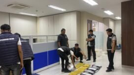 Direskrimsus Polda Kaltara memeriksa sejumlah dokumen di BPD Kaltimtara Kancab Nunukan, Jumat (15/8/2025). Dok. Direskrimsus Polda Kaltara.