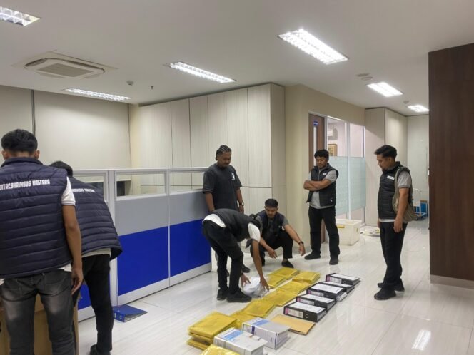 
					Direskrimsus Polda Kaltara memeriksa sejumlah dokumen di BPD Kaltimtara Kancab Nunukan, Jumat (15/8/2025). Dok. Direskrimsus Polda Kaltara.