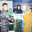 Kasubdis Bintahwilmar Dispotmaral, Kolonel Laut (P) Samsul Bahari W, SE. M.Tr.Opsla, menyerahkan bantuan sosial secara simbolis pada agenda Bintahwilmar. di perkampungan nelayan Mansapa, Kamis (14/8/2025). Dok. Penerangan LANAL Nunukan.