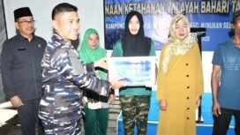 Kasubdis Bintahwilmar Dispotmaral, Kolonel Laut (P) Samsul Bahari W, SE. M.Tr.Opsla, menyerahkan bantuan sosial secara simbolis pada agenda Bintahwilmar. di perkampungan nelayan Mansapa, Kamis (14/8/2025). Dok. Penerangan LANAL Nunukan.