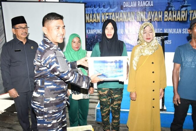 
					Kasubdis Bintahwilmar Dispotmaral, Kolonel Laut (P) Samsul Bahari W, SE. M.Tr.Opsla, menyerahkan bantuan sosial secara simbolis pada agenda Bintahwilmar. di perkampungan nelayan Mansapa, Kamis (14/8/2025). Dok. Penerangan LANAL Nunukan.