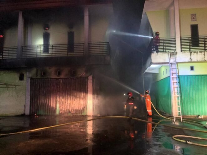 
					Petugas Damkar Nunukan, berupaya memadamkan kebakaran di Ruko yang menjual peralatan plastik di Pulau Sebatik. Dok.Disdamkar.