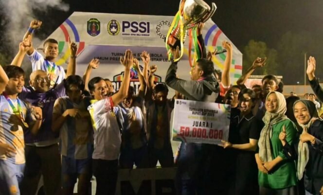 
					Lanto FC berhasil mengukuhkan diri sebagai “Sang Juara Sejati” setelah sukses mempertahankan takhta mereka dua tahun berturut-turut di ajang Bupati Cup 2025. Dok.Prokopim.
