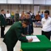 Ketua IDI Kabupaten Nunukan dr. Sholeh Rauf, M.Kes, Sp.A menandatangani berkas kepengurusan IDI Nunukan masa bakti 2025 - 2028 di hadapan Bupati Nunukan, Irwan Sabri dan dilakukan Ketua Majelis Kehormatan Etika Kedokteran IDI Wilayah Kalimantan Utara, dr.Budy Azis, Sabtu (23/8/2025). Dok.Prokopim.