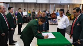 Ketua IDI Kabupaten Nunukan dr. Sholeh Rauf, M.Kes, Sp.A menandatangani berkas kepengurusan IDI Nunukan masa bakti 2025 - 2028 di hadapan Bupati Nunukan, Irwan Sabri dan dilakukan Ketua Majelis Kehormatan Etika Kedokteran IDI Wilayah Kalimantan Utara, dr.Budy Azis, Sabtu (23/8/2025). Dok.Prokopim.