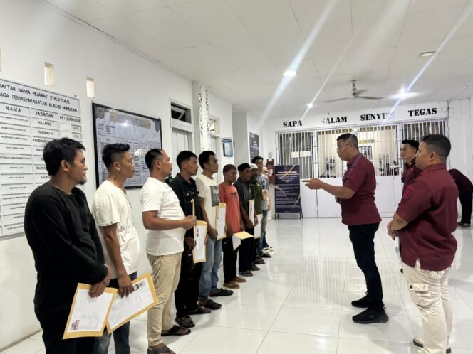 
					Kalapas Nunukan, Puang Dirham memberikan wejangan saat pengumuman amnesti bagi 15 WBP Lapas Nunukan. LAPAS Nunukan.