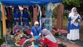 Anggota BKMT Nunukan menggelar lapak pakaian bekas di alun alun Nunukan, untuk aksi donasi bagi saudara Muslim di Palestina. Dok.BKMT Nunukan.