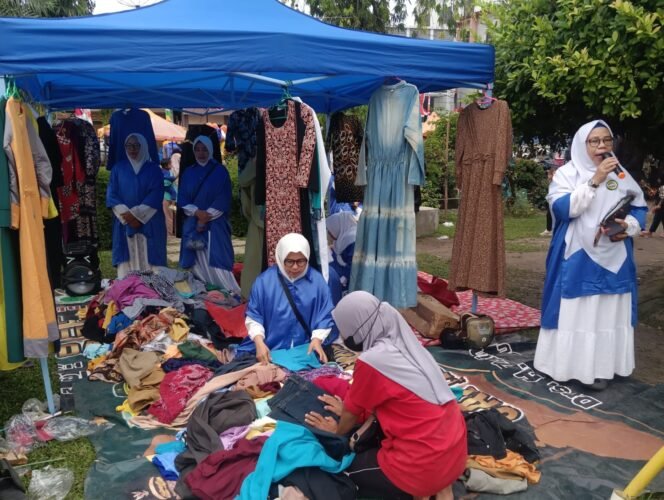 
					Anggota BKMT Nunukan menggelar lapak pakaian bekas di alun alun Nunukan, untuk aksi donasi bagi saudara Muslim di Palestina. Dok.BKMT Nunukan.