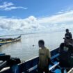 Masyarakat nelayan Sebatik melakukan pencarian terhadap Firmansyah, pemukat rumput laut yang hilang pasca kapalnya karam dihantam ombak, Rabu (13/8/2025) dini hari. Dok.Penerangan LANAL Nunukan.