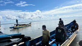 Masyarakat nelayan Sebatik melakukan pencarian terhadap Firmansyah, pemukat rumput laut yang hilang pasca kapalnya karam dihantam ombak, Rabu (13/8/2025) dini hari. Dok.Penerangan LANAL Nunukan.