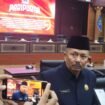 Anggota DPRD Nunukan dari Fraksi Golkar, Syafrudin mencak mencak karena 11 anggota DPRD mangkir dari sidang agar tak kuorum. Ia dengan tegas mengatakan malu dengan sikap 11 anggota DPRD yang tak hadir karena permintaan kenaikan anggaran Pokir tak diakomodir Pemda Nunukan.