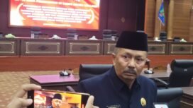 Anggota DPRD Nunukan dari Fraksi Golkar, Syafrudin mencak mencak karena 11 anggota DPRD mangkir dari sidang agar tak kuorum. Ia dengan tegas mengatakan malu dengan sikap 11 anggota DPRD yang tak hadir karena permintaan kenaikan anggaran Pokir tak diakomodir Pemda Nunukan.