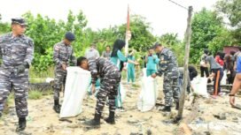 Aksi bersih bersih pantai semua instansi di Nunukan pada Prolasi untuk kepedulian kebersihan laut, Jumat (15/8/2025).