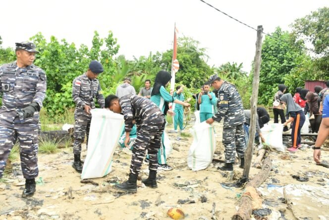
					Aksi bersih bersih pantai semua instansi di Nunukan pada Prolasi untuk kepedulian kebersihan laut, Jumat (15/8/2025).