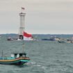 Puluhan kapal nelayan mengelilingi suar Karang Unarang, antusias ikut peringatan HUT 80 RI bersama KRI Ajax, KRI Singa, KRI Sidat dan KRI Badik, Minggu (17/8/2025).