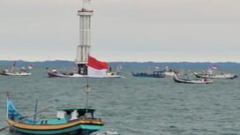 Puluhan kapal nelayan mengelilingi suar Karang Unarang, antusias ikut peringatan HUT 80 RI bersama KRI Ajax, KRI Singa, KRI Sidat dan KRI Badik, Minggu (17/8/2025).