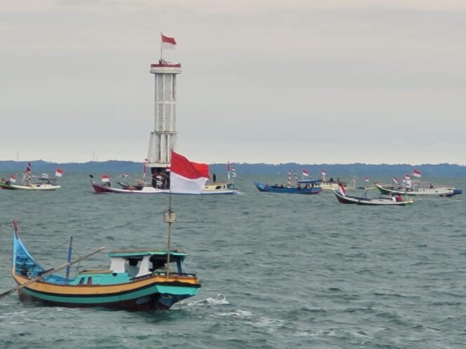 
					Puluhan kapal nelayan mengelilingi suar Karang Unarang, antusias ikut peringatan HUT 80 RI bersama KRI Ajax, KRI Singa, KRI Sidat dan KRI Badik, Minggu (17/8/2025).