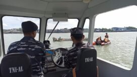 Operasi SAR untuk pencarian ODGJ yang terjun di areal pelabuhan Tunon Taka, Nunukan. Dok.Penerangan LANAL Nunukan.