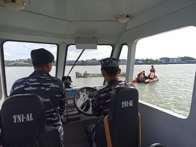 
					Operasi SAR untuk pencarian ODGJ yang terjun di areal pelabuhan Tunon Taka, Nunukan. Dok.Penerangan LANAL Nunukan.