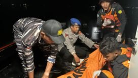 Tim SAR Gabungan mengevakuasi jasad Samir, ODGJ yang lompat ke laut pada Sabtu (30/8/2025) Dok.SAR Tarakan.