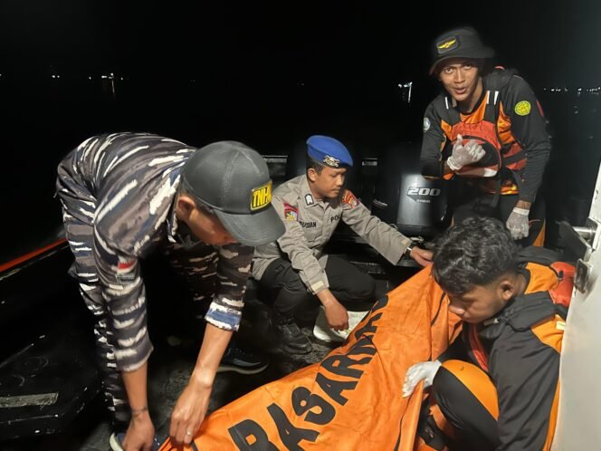 
					Tim SAR Gabungan mengevakuasi jasad Samir, ODGJ yang lompat ke laut pada Sabtu (30/8/2025) Dok.SAR Tarakan.