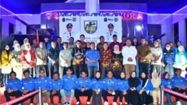 Para pemuda KNPI Nunukan foto bersama para pejabat dan tokoh masyarakat dibawah Tugu Dwikora dalam salah satu rangkaian perayaan HUT 52 KNPI. Dok.Prokopim.