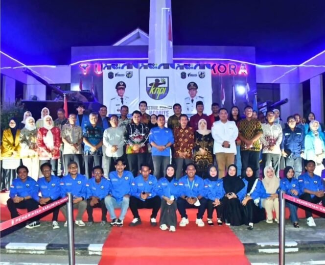 
					Para pemuda KNPI Nunukan foto bersama para pejabat dan tokoh masyarakat dibawah Tugu Dwikora dalam salah satu rangkaian perayaan HUT 52 KNPI. Dok.Prokopim.