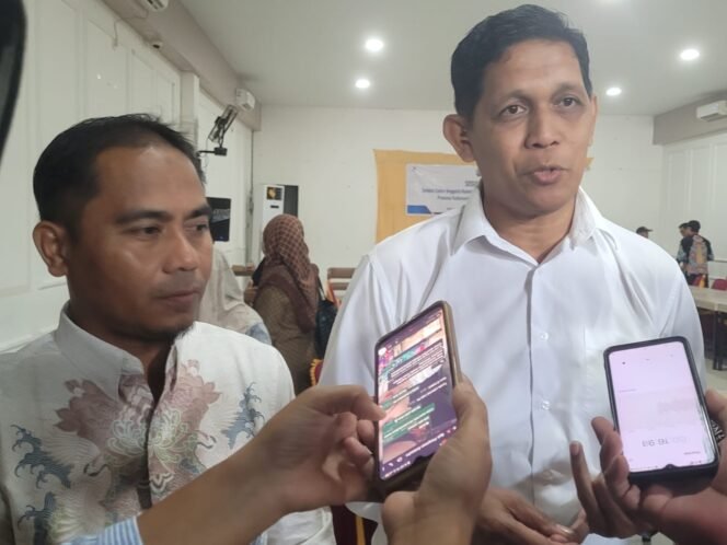 
					Ketua Tim Seleksi KPID Kaltara, Jupri, melakukan sosialisasi dibukanya pendaftaran Komisioner KPID Kaltara, di Cafe Sayn Nunukan, Jumat (29/8/2025).