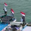 Prajurit TNI AL memasangkan bendera merah putih di sejumlah perahu nelayan di perairan tapal batas RI - Malaysia di Karang Unarang jelang HUT 80 RI. Dok.Penerangan LANAL Nunukan.