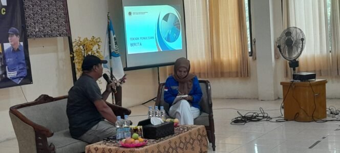 
					Nara Sumber pelatihan Jurnalistik yang dihadirkan DPD KNPI Nunukan, Budi Anshori, wartawan senior dari Niaga Asia.