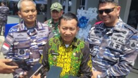 Wakil Bupati Nunukan, Hermanus bersama Danlanal Nunukan Letkol Laut (P) Primayantha Maulana Malik dan Kasubdit Bakti Pusteral Letkol Laut (PM) Firdaus, saat wawancara terkait Bakti Karya TNI AL 2025 di perbatasan RI - Malaysia, Jumat (29/8/2025).