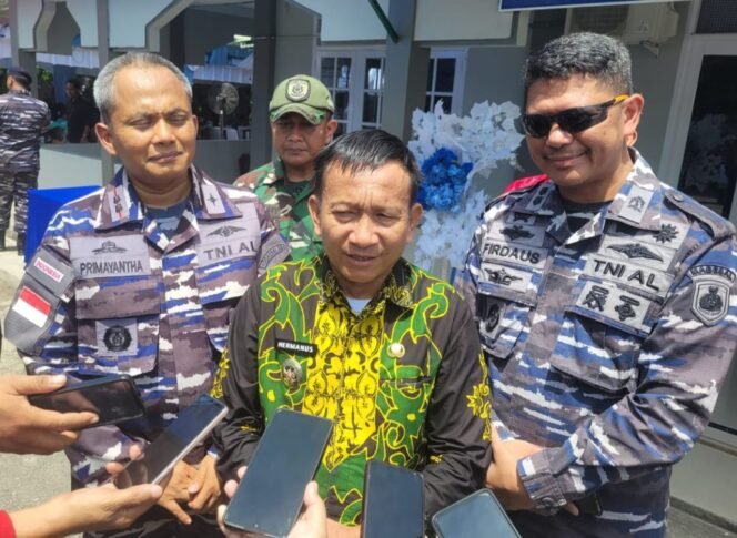 
					Wakil Bupati Nunukan, Hermanus bersama Danlanal Nunukan Letkol Laut (P) Primayantha Maulana Malik dan Kasubdit Bakti Pusteral Letkol Laut (PM) Firdaus, saat wawancara terkait Bakti Karya TNI AL 2025 di perbatasan RI - Malaysia, Jumat (29/8/2025).