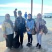 Petugas DSP3A Nunukan mendampingi pemulangan Lansia asal Jabar, Marup (63). Marup tertipu orang yang menjanjikannya pekerjaan, sampai 3 bulan bertahan hidup dari belas kasihan orang. Dok. Dinsos Nunukan.