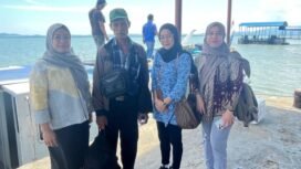 Petugas DSP3A Nunukan mendampingi pemulangan Lansia asal Jabar, Marup (63). Marup tertipu orang yang menjanjikannya pekerjaan, sampai 3 bulan bertahan hidup dari belas kasihan orang. Dok. Dinsos Nunukan.