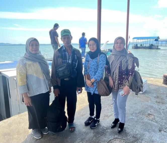 
					Petugas DSP3A Nunukan mendampingi pemulangan Lansia asal Jabar, Marup (63). Marup tertipu orang yang menjanjikannya pekerjaan, sampai 3 bulan bertahan hidup dari belas kasihan orang. Dok. Dinsos Nunukan.