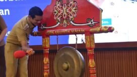 Bupati Nunukan, Irwan Sabri, menabuh gong menandai dibukanya Lokakarya Perencanaan Desain Pengelolaan Pendidikan di Wilayah Terpencil dan Perbatasan di Kantor Bupati Nunukan, Selasa (26/8/2025). Dok.Prokopim.