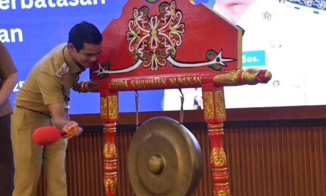 
					Bupati Nunukan, Irwan Sabri, menabuh gong menandai dibukanya Lokakarya Perencanaan Desain Pengelolaan Pendidikan di Wilayah Terpencil dan Perbatasan di Kantor Bupati Nunukan, Selasa (26/8/2025). Dok.Prokopim.