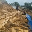 Longsor di Bukit Mayo Nunukan. Terlihat warga mencoba melintas diatas material longsoran yang menutup akses satu satunya dari Sei Ular menuju Sebuku, Tulin Onsoi, Sembakung dan Lumbis. Dok.BPBD Nunukan.