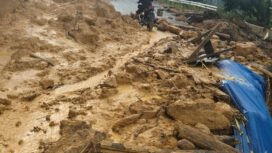 Longsor di Bukit Mayo Nunukan. Terlihat warga mencoba melintas diatas material longsoran yang menutup akses satu satunya dari Sei Ular menuju Sebuku, Tulin Onsoi, Sembakung dan Lumbis. Dok.BPBD Nunukan.