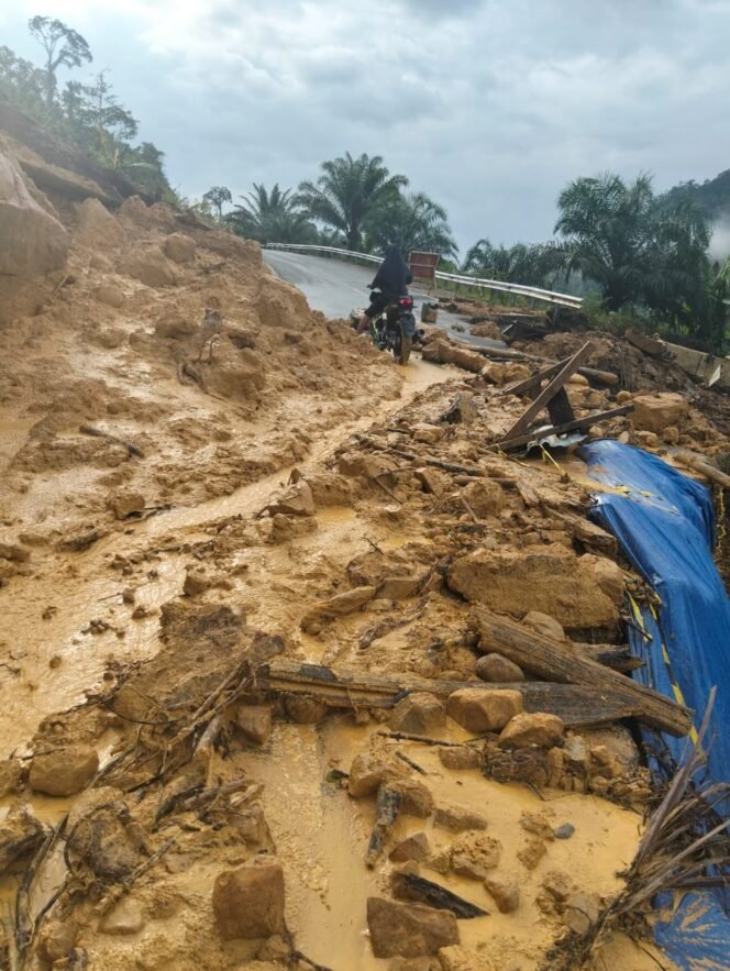 
					Longsor di Bukit Mayo Nunukan. Terlihat warga mencoba melintas diatas material longsoran yang menutup akses satu satunya dari Sei Ular menuju Sebuku, Tulin Onsoi, Sembakung dan Lumbis. Dok.BPBD Nunukan.