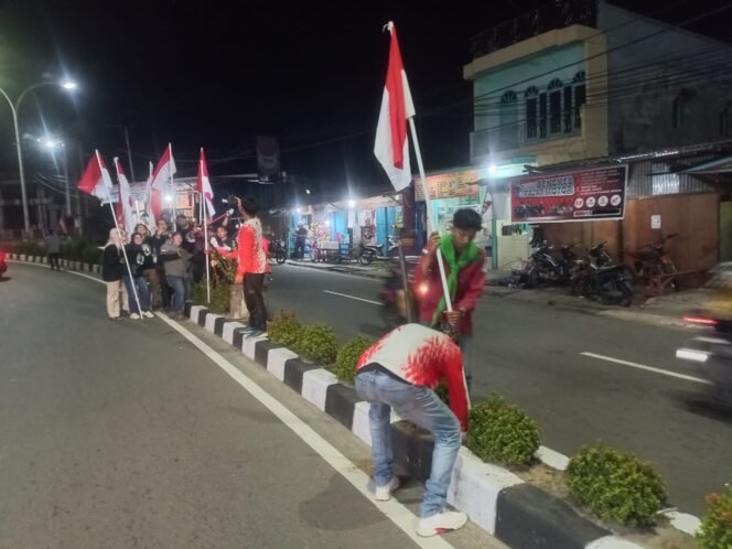 
					Sejumlah pemuda Nunukan saat kerja bhakti memasang bendera merah putih di median jalan protokol, di malam jelang 1 Agustus 2025. 