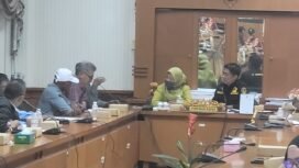 Ketua DPRD Nunukan, Rahma Leppa Hafid (kerudung hijau) saat adu argumen terkait koperasi TNI AD dalam RDP menyoal sengketa lahan 42 hektar antara Kelompok Tani Serumpun Taka vs PT TML, Kamis (21/8/2025).