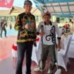 Ketua National Paralympic Committee of Indonesia (NPCI) Provinsi Kalimantan Utara, Slamet Yahya, bersama salah satu atlet inklusi saat menghadiri Perayaan Hari Ulang Tahun (HUT) ke-80 Republik Indonesia, di Lapangan Agatis, Tanjung Selor, Senin (25/8/2025). Dok.NPCI Kaltara.