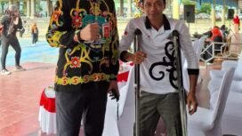 Ketua National Paralympic Committee of Indonesia (NPCI) Provinsi Kalimantan Utara, Slamet Yahya, bersama salah satu atlet inklusi saat menghadiri Perayaan Hari Ulang Tahun (HUT) ke-80 Republik Indonesia, di Lapangan Agatis, Tanjung Selor, Senin (25/8/2025). Dok.NPCI Kaltara.