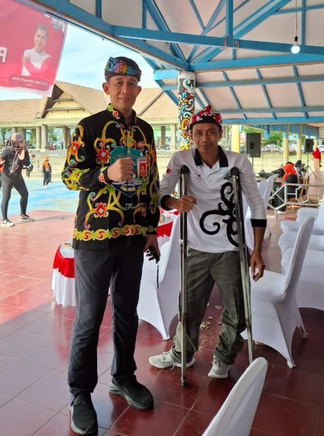 
					Ketua National Paralympic Committee of Indonesia (NPCI) Provinsi Kalimantan Utara, Slamet Yahya, bersama salah satu atlet inklusi saat menghadiri Perayaan Hari Ulang Tahun (HUT) ke-80 Republik Indonesia, di Lapangan Agatis, Tanjung Selor, Senin (25/8/2025). Dok.NPCI Kaltara.